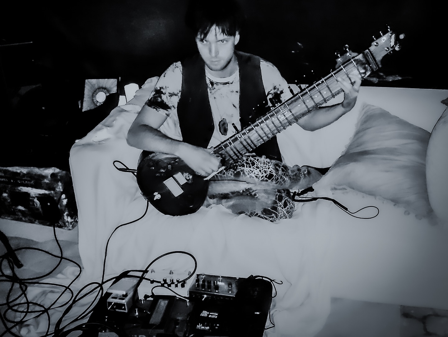 B&W sitar performance